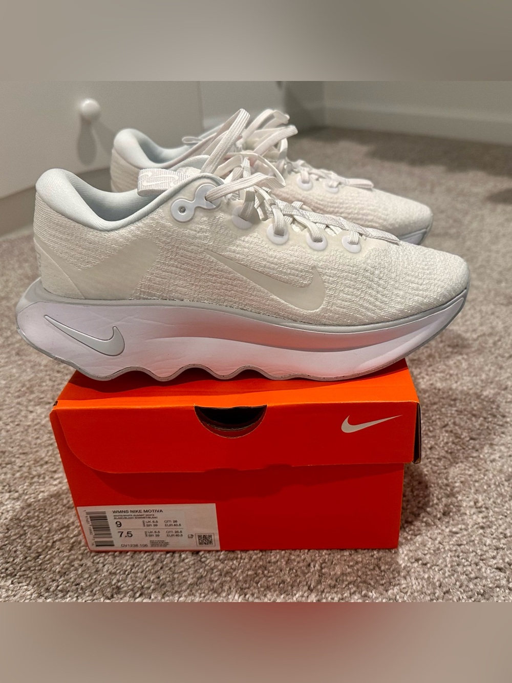 Nike Motiva Women’s Walking Shoes White Size 9 Brand New